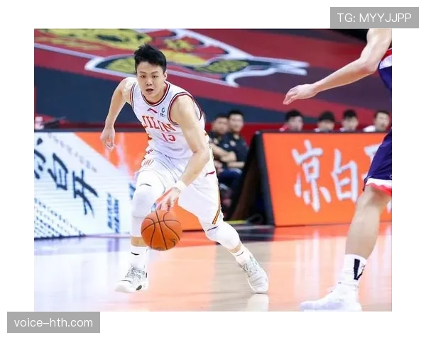 格兰特·希尔精准中投拉开空档，助力球队关键时刻得分提升