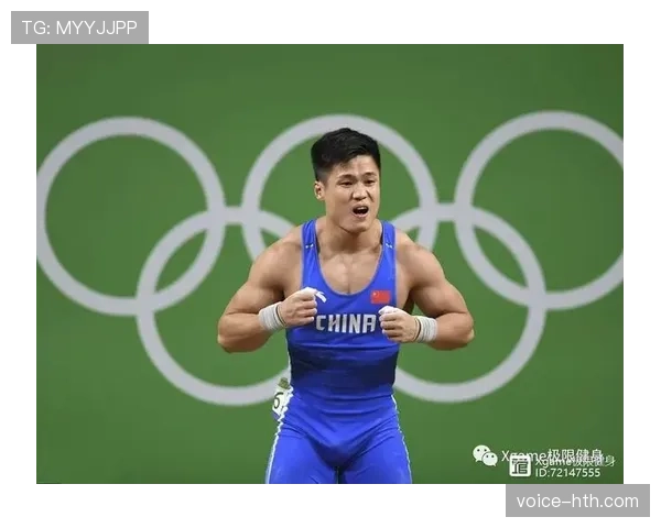 刷到吕小军的日常照，低调得像隔壁大哥，桌上那几张发票把我看傻了